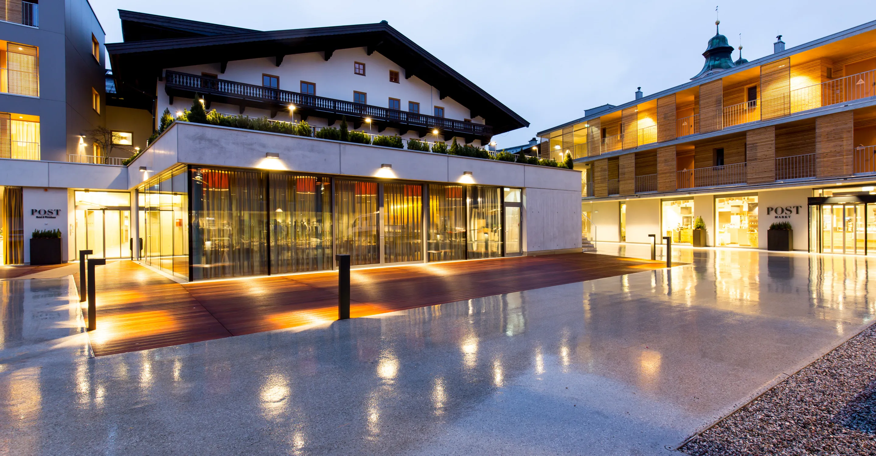 Moderne Architektur mit Holz und Glas, Abendstimmung