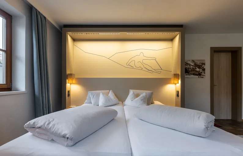Moderner Schlafraum mit Doppelbett und Beleuchtung im Hintergrund