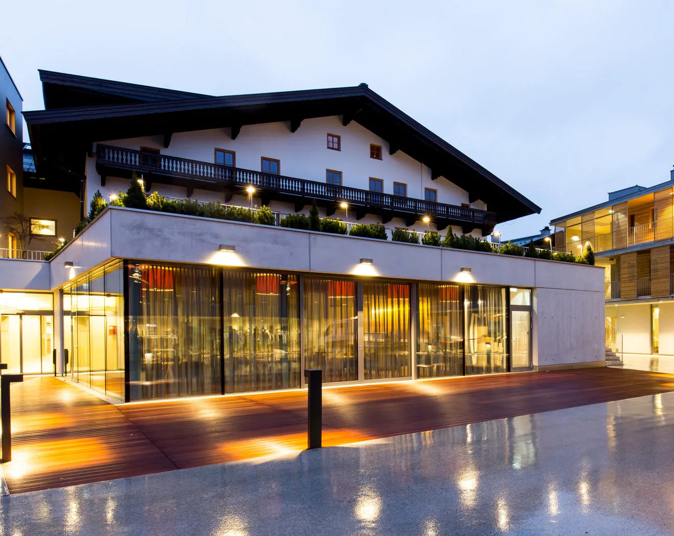 Moderne Architektur mit einem zweistöckigen Gebäude und Glasfront.