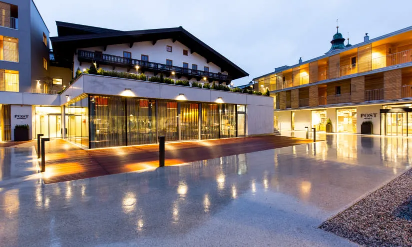 Moderne Architektur mit begrüntem Innenhof bei Dämmerung