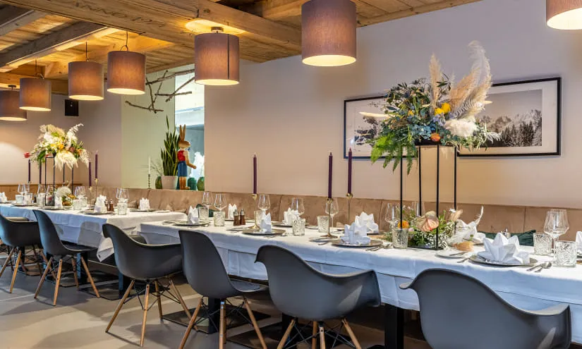 Elegante Tischdekoration mit Blumen und modernem Design