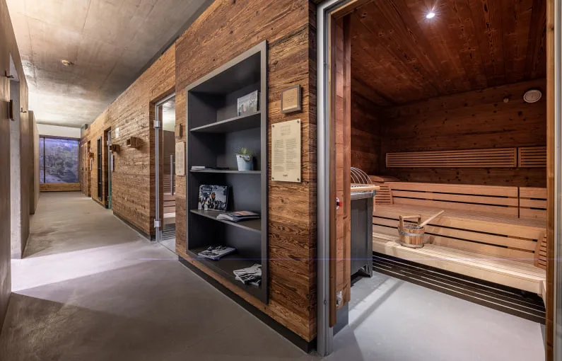 Wellnessbereich mit Holzverkleidung und Sauna.