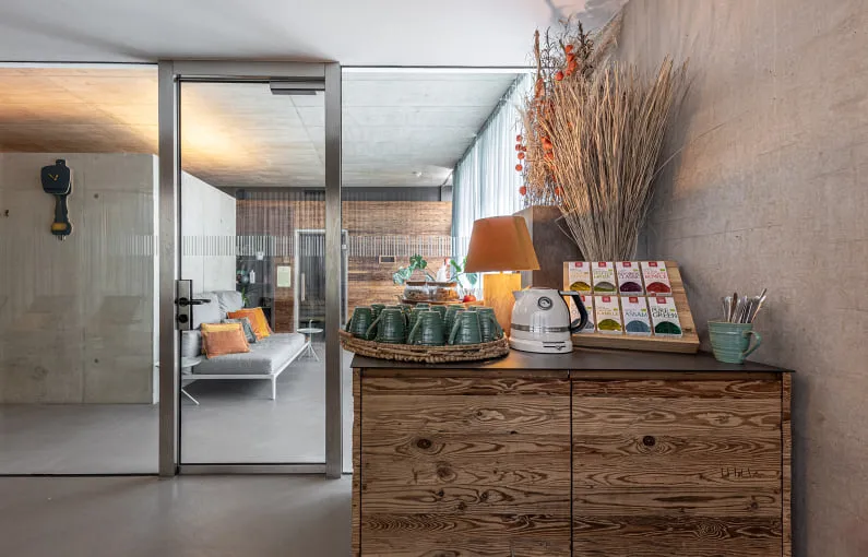 Moderne Wellness-Lounge mit Dekoration und Möbeln aus Holz