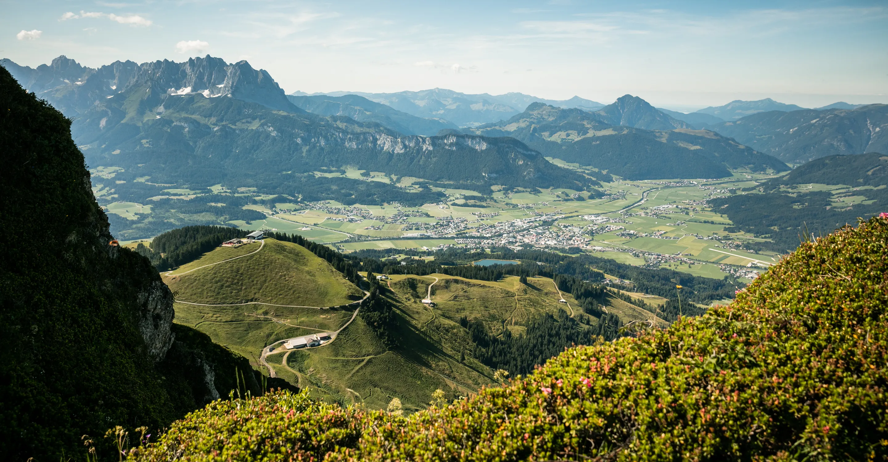 Berglandschaft mit Tal und Straßen im Vordergrund