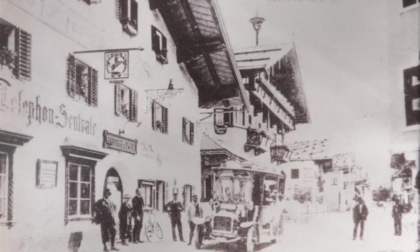 Historisches Gasthaus mit Automobil und Menschen auf der Straße