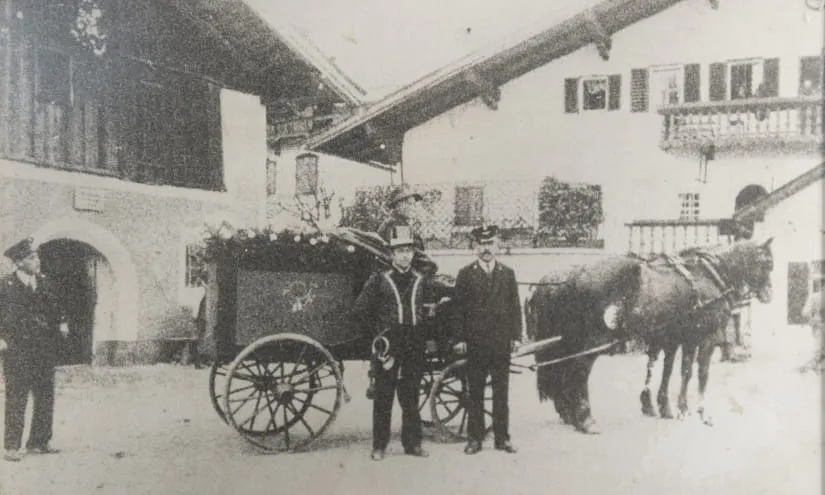 Historisches Bild mit Pferdewagen und zwei Männern in historischen Kleidern