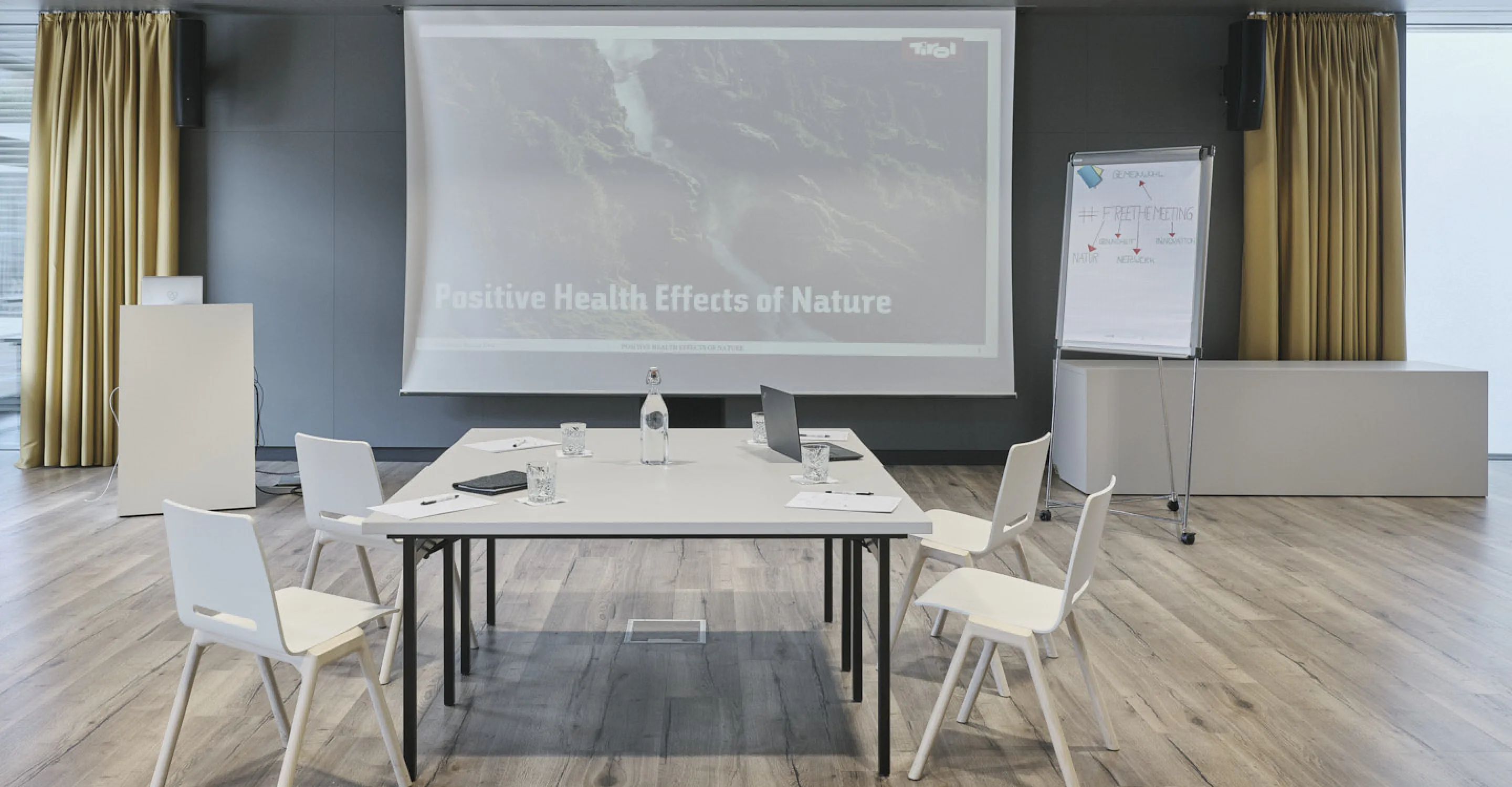 Konferenzraum mit Tisch, Stühlen und Präsentationstafel in Sankt Johann in Tirol