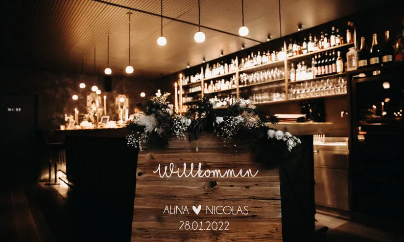 Willkommensschild mit Namen Alina und Nicolas in einer stilvollen Bar
