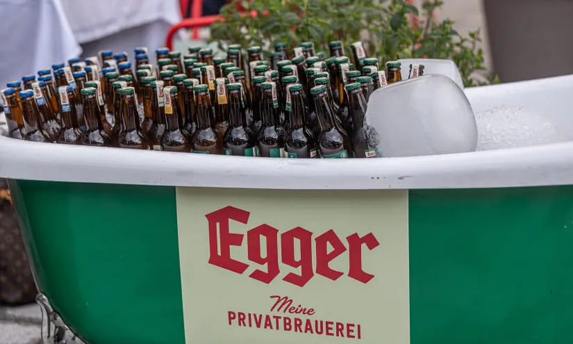 Grüne Badewanne mit Flaschen von Egger Bier