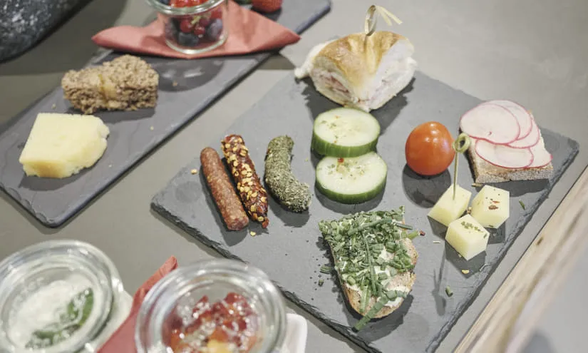 Platte mit Snacks und frischem Gemüse im Gasthof Post.