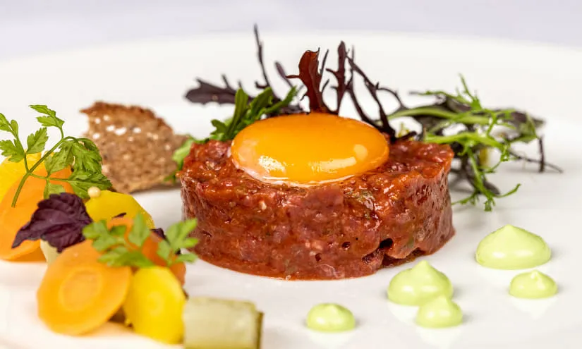 Gourmetgericht mit Eiergel und frischem Gemüse
