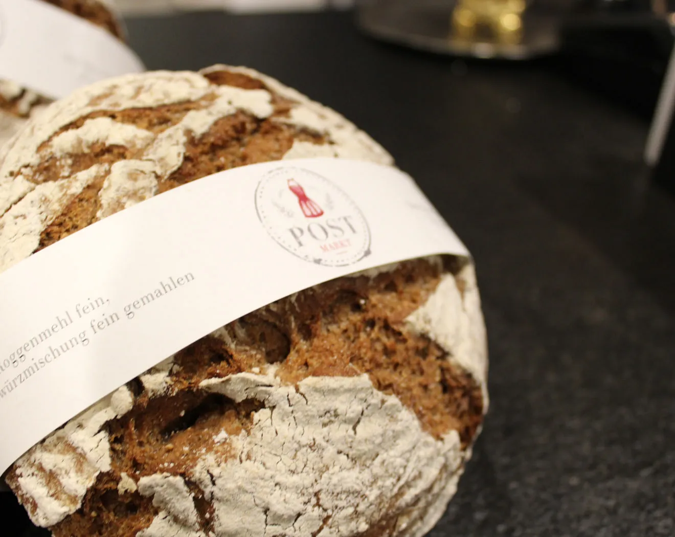 Frisches Brot mit Mehl und einer weißen Banderole.