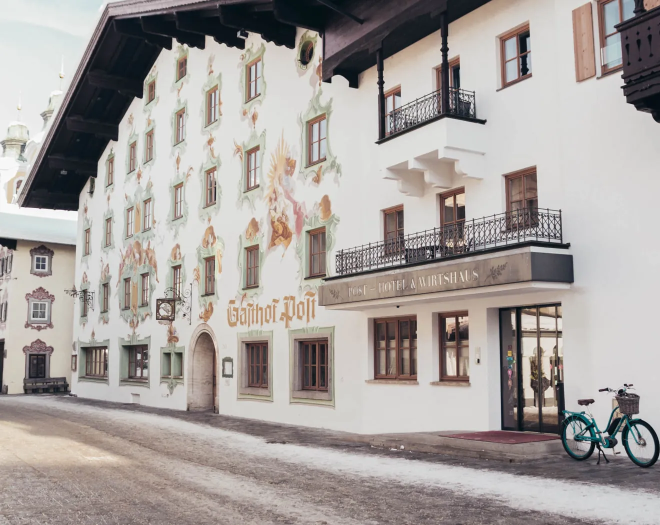Außenansicht des Gasthofes Pöll mit Blumendekor an der Fassade