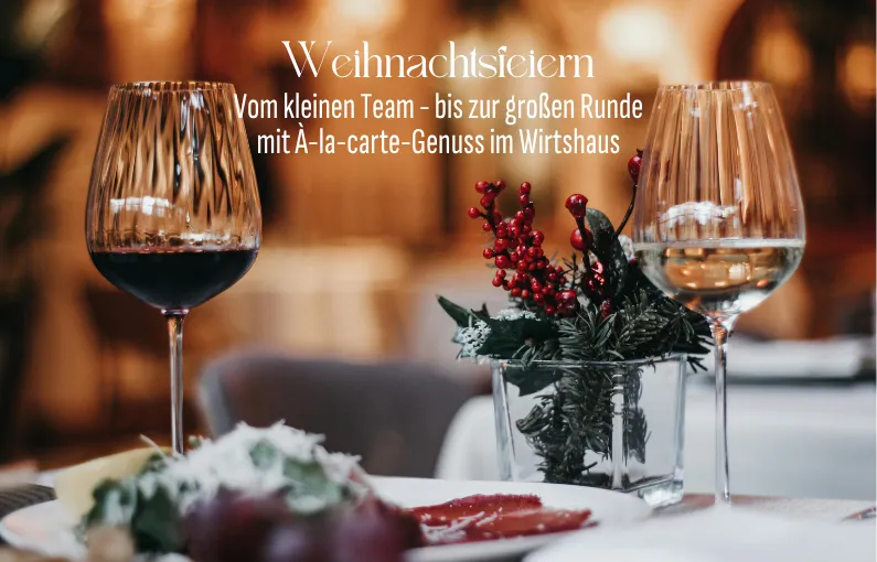 Weihnachtsdekoration mit Gläsern und einem festlichen Tisch