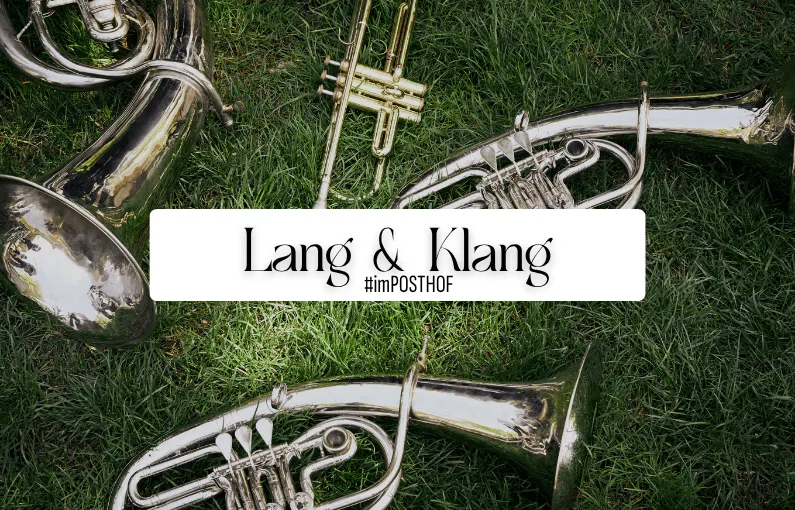 Musikinstrumente auf Gras mit dem Text Lang & Klang