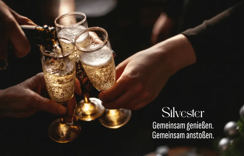 Prost mit Sektgläsern an Silvester.
