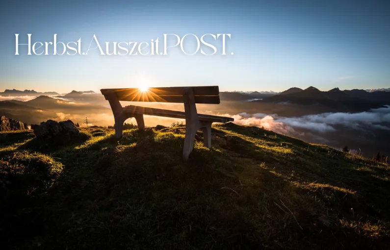 Sonnenaufgang über der Landschaft mit einer Bank